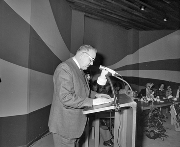 883282 Afbeelding van de bijeenkomst ter gelegenheid van het afscheid van de heer Verheul bij het Gasbedrijf Centraal ...